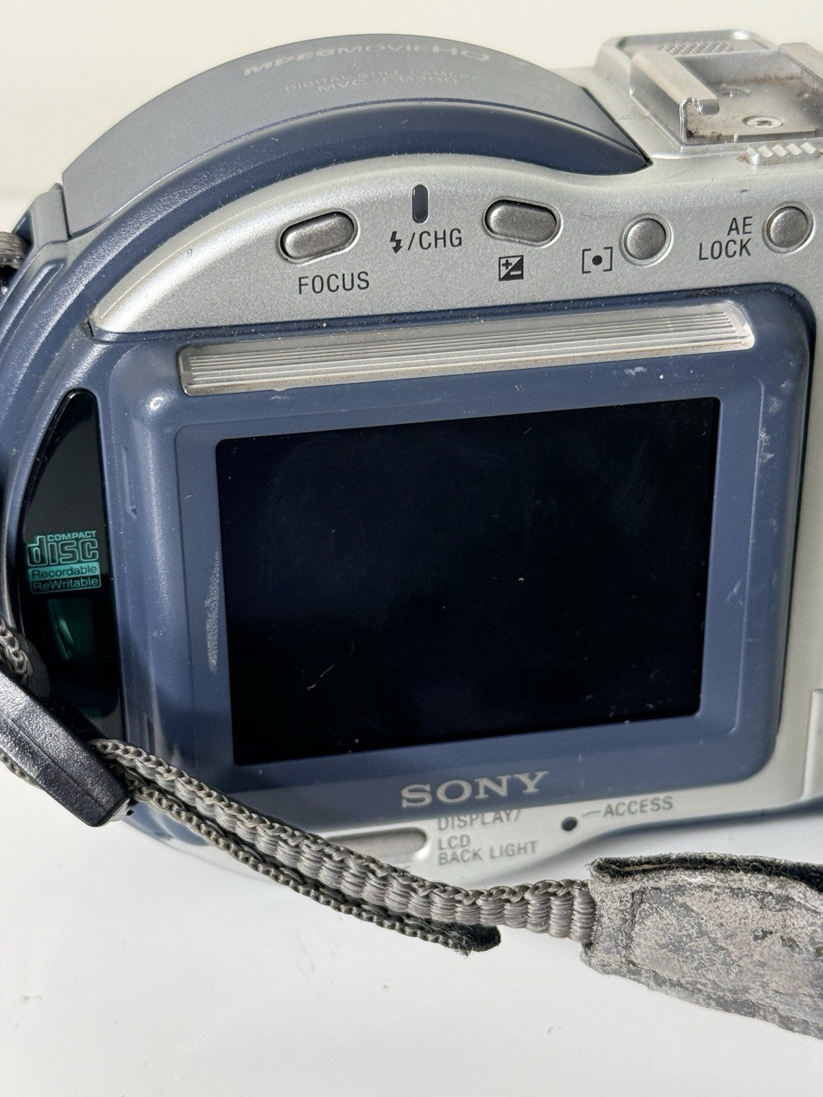 Vintage Sony Mavica MVC-CD200 digital camera in blue and silver, featuring 2.1MP and 6x zoom.