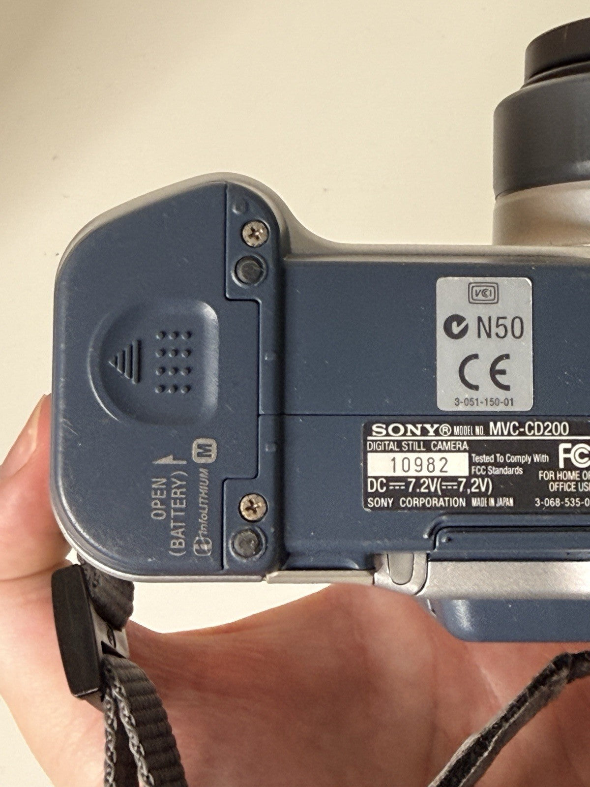 Vintage Sony Mavica MVC-CD200 digital camera in blue and silver, featuring 2.1MP and 6x zoom.