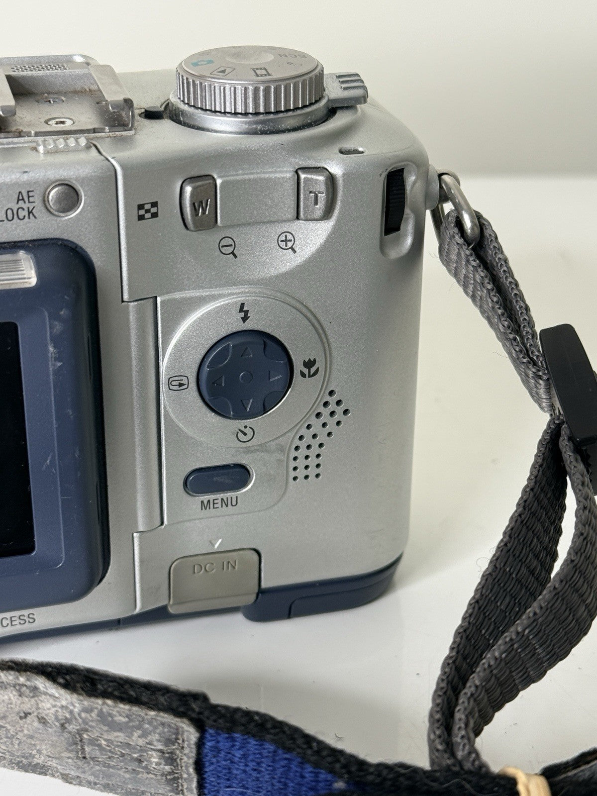 Vintage Sony Mavica MVC-CD200 digital camera in blue and silver, featuring 2.1MP and 6x zoom.