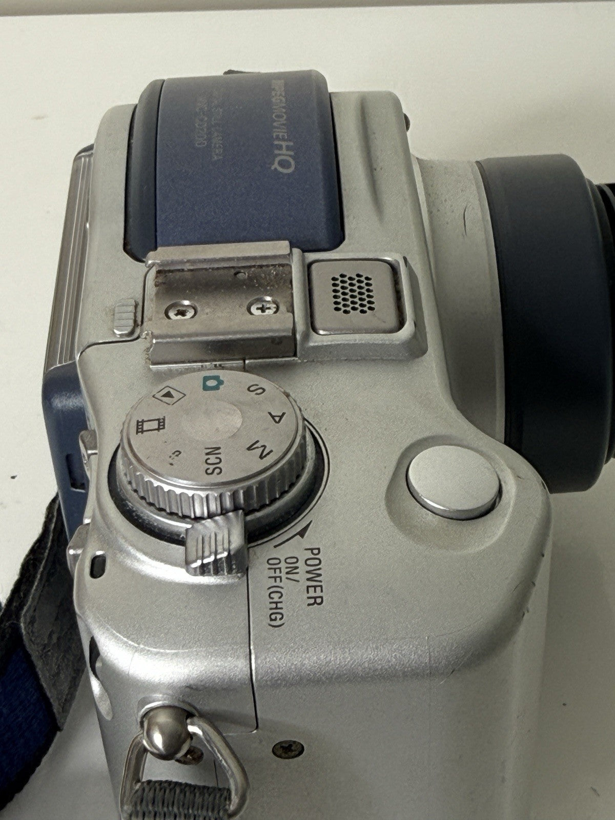 Vintage Sony Mavica MVC-CD200 digital camera in blue and silver, featuring 2.1MP and 6x zoom.