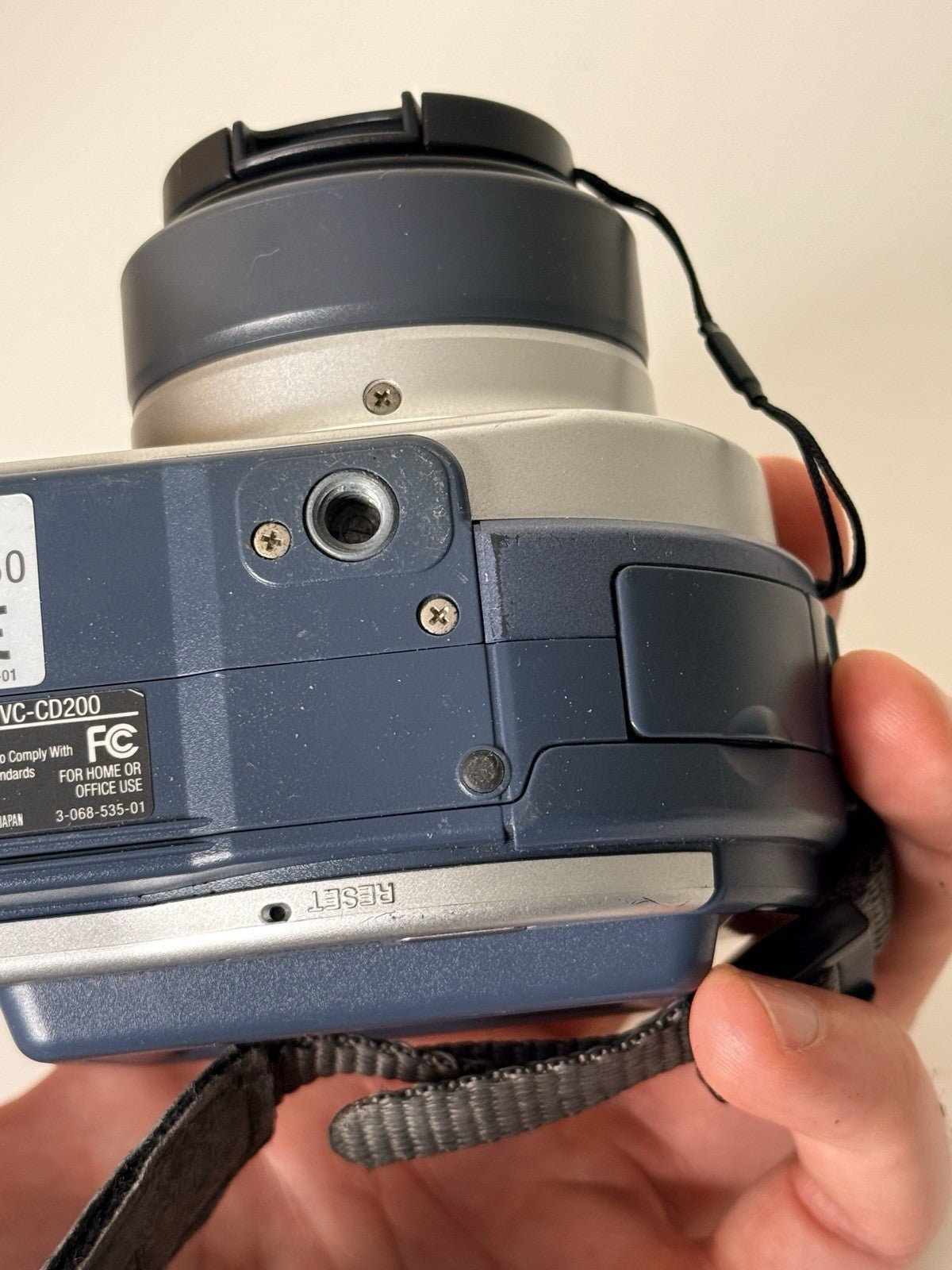Vintage Sony Mavica MVC-CD200 digital camera in blue and silver, featuring 2.1MP and 6x zoom.