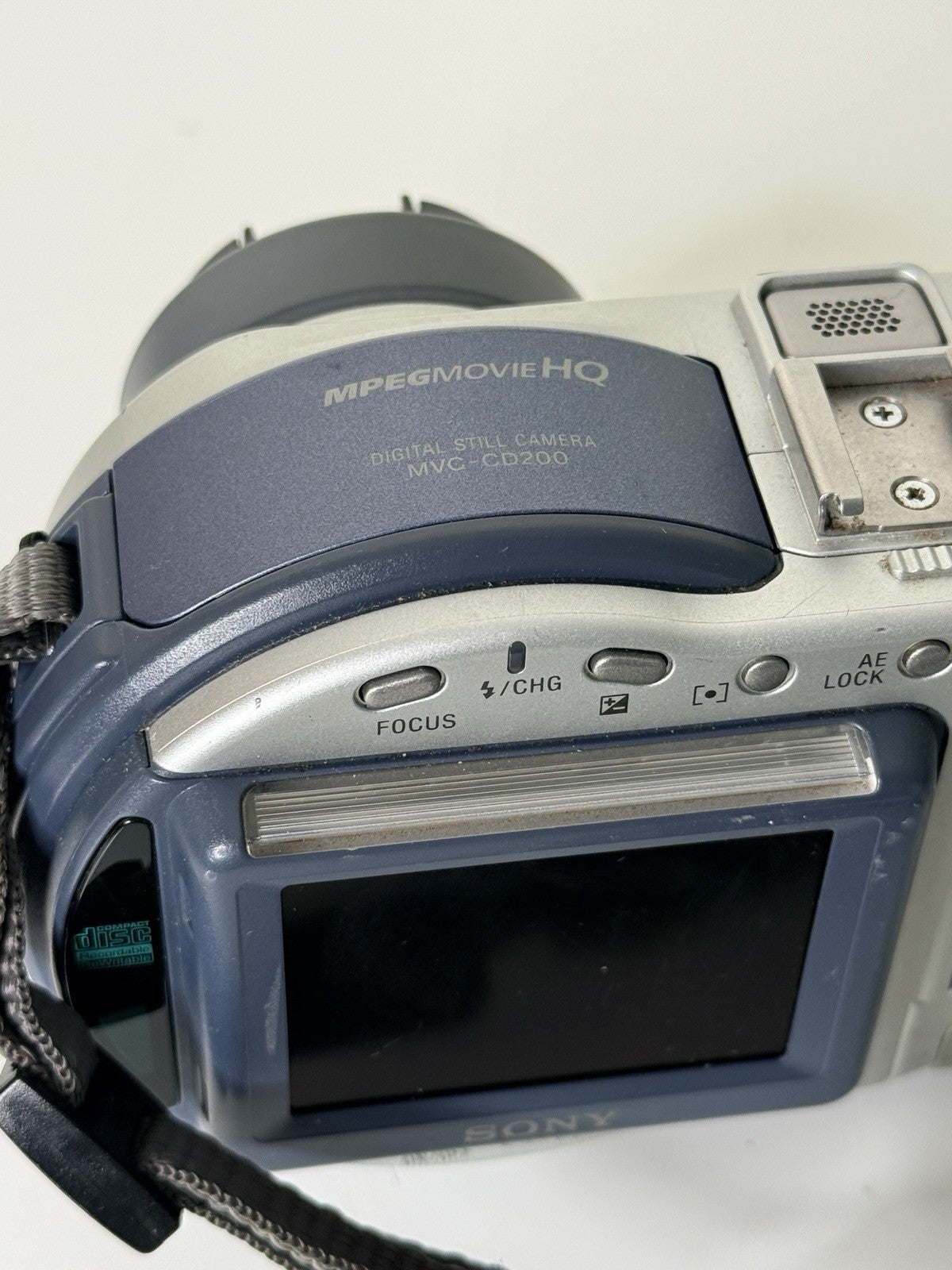 Vintage Sony Mavica MVC-CD200 digital camera in blue and silver, featuring 2.1MP and 6x zoom.