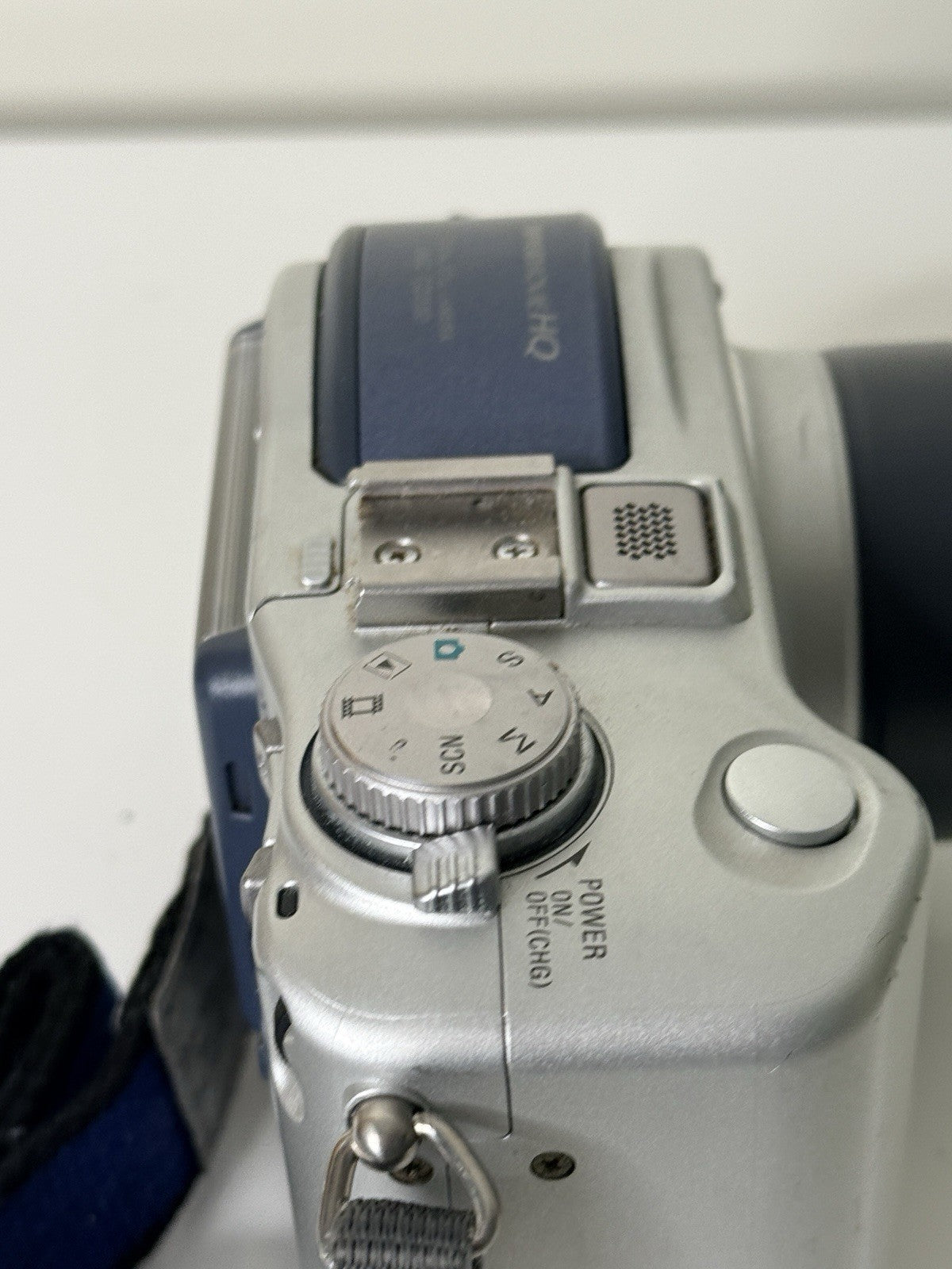 Vintage Sony Mavica MVC-CD200 digital camera in blue and silver, featuring 2.1MP and 6x zoom.