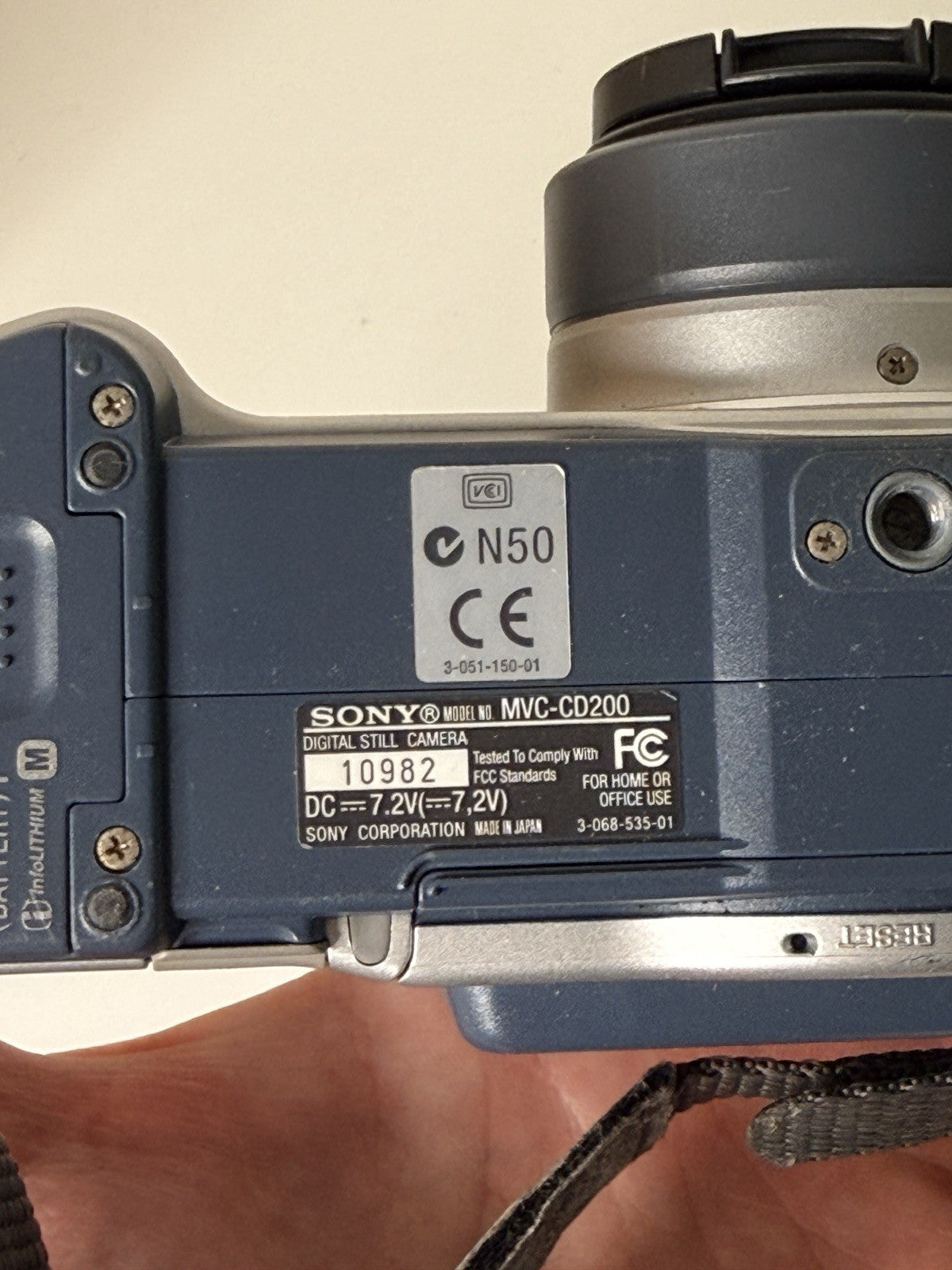 Vintage Sony Mavica MVC-CD200 digital camera in blue and silver, featuring 2.1MP and 6x zoom.
